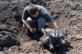Фермеры собирают остатки боеприпасов на поле Харьковской области