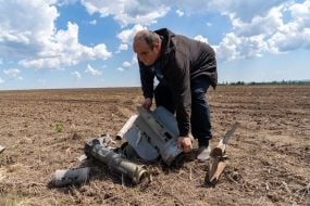 Фермеры собирают остатки боеприпасов на поле Харьковской области