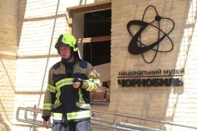 Пошкоджена будівля музею "Чорнобиль" у Києві
