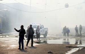 Люди біля знищеного внаслідок російського обстрілу Лук'янівського ринку