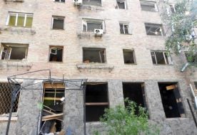 Пошкоджена внаслідок обстрілу будівля
