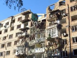 Частково зруйнований внаслідок обстрілу житловий будинок