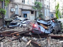 Пошкоджені внаслідок обстрілу автомобілі