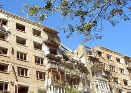 Частково зруйнований внаслідок обстрілу житловий будинок