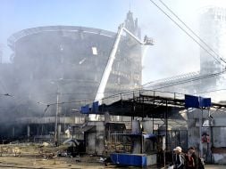 Майже вщент знищена внаслідок обстрілу будівля ТРЦ  на Лук'янівці  в Києві