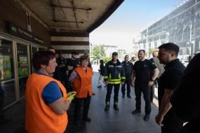 Володимир Зеленський та Ігор Клименко спілкуються з працівницями метрополітену