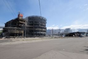 Майже вщент знищена внаслідок обстрілу будівля ТРЦ  на Лук'янівці  в Києві