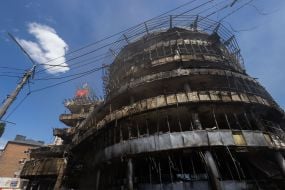 Майже вщент знищена внаслідок обстрілу будівля ТРЦ  на Лук'янівці  в Києві