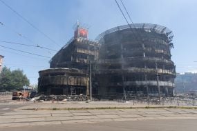 Майже вщент знищена внаслідок обстрілу будівля ТРЦ  на Лук'янівці  в Києві