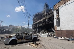 Майже вщент знищена внаслідок обстрілу будівля ТРЦ  на Лук'янівці  в Києві
