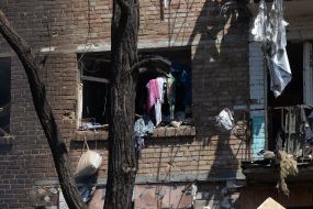 Пошкоджений внаслідок обстрілу житловий будинок