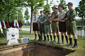Scouts near the grave of the head of the OUN, Andriy Melnyk, and his wife, Sofia Fedak