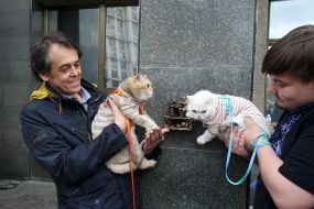 Юрій Білявський тримає котика на руках