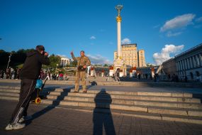 Военнослужащий фотографируется на Майдане Незалежности в Киеве