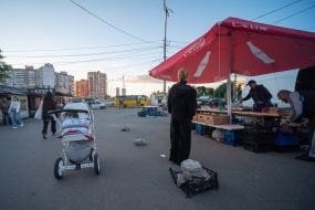 Перехожі на вулиці в Києві