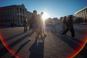 Прохожие на улице в Киеве