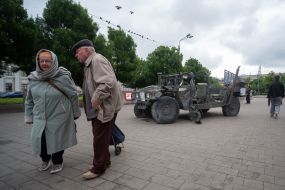 Уничтоженный военный автомобиль Humvee на Контрактовой площади в Киеве