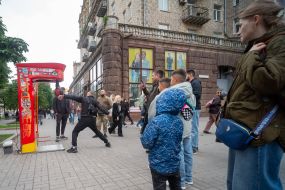 Прохожие на улице в Киеве