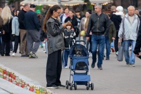 Прохожие на улице в Киеве
