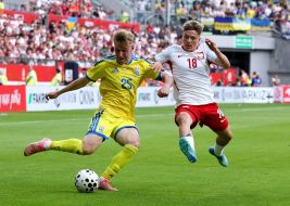 Игровой момент матча между сборными  Польши и Украины