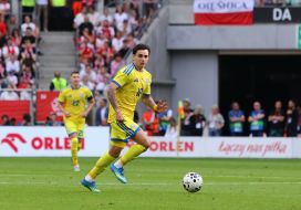 Игровой момент матча между сборными  Польши и Украины