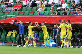 Игровой момент матча между сборными  Польши и Украины
