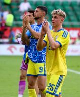 Игроки сборной Украины благодарят болельщиков