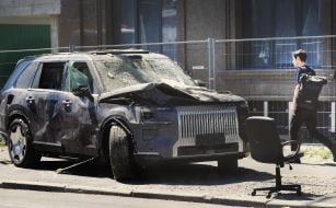 Пошкоджений внаслідок російської атаки автомобіль у Києві