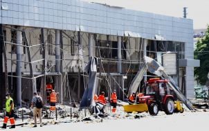 Знищена внаслідок російської атаки  будівля автосалону у Києві