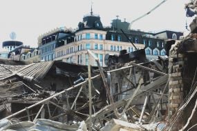 Знищена внаслідок російської атаки  будівля автосалону у Києві