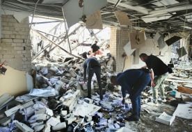 Знищена внаслідок російської атаки  будівля автосалону у Києві