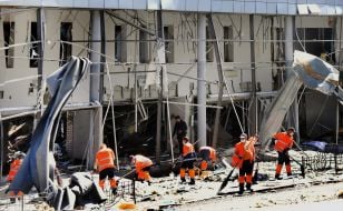 Знищена внаслідок російської атаки  будівля автосалону у Києві