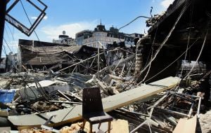 Знищена внаслідок російської атаки  будівля автосалону у Києві