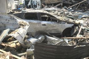 Знищена внаслідок російської атаки  будівля автосалону у Києві