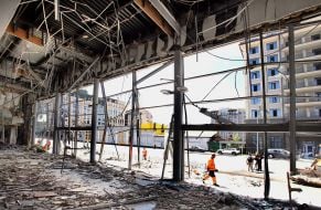 Знищена внаслідок російської атаки  будівля автосалону у Києві
