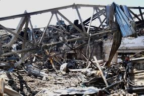 Знищена внаслідок російської атаки  будівля автосалону у Києві