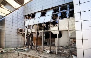 Знищена внаслідок російської атаки  будівля автосалону у Києві