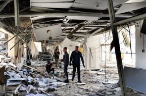Знищена внаслідок російської атаки  будівля автосалону у Києві