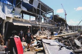 Знищена внаслідок російської атаки  будівля автосалону у Києві