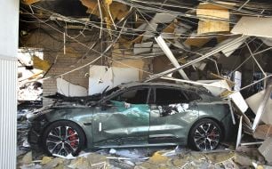 Пошкоджений внаслідок російської атаки автомобіль