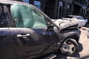 Пошкоджений внаслідок російської атаки автомобіль у Києві