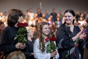 Солисты и художественная руководительница и дирижер детского хора КГМЛ им. М. В. Лысенко Мария Коваль