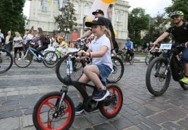 Участники благотворительного велопробега «Кручу педали, чтобы они жили» во Львове