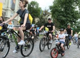 Участники благотворительного велопробега «Кручу педали, чтобы они жили» во Львове
