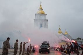 Побратимы и киевляне с файерами прощаються с погибшим военным и музыкантом Ярославом Варнаком