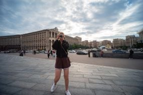 Девушка с фотоаппаратом на Майдане Незалежности