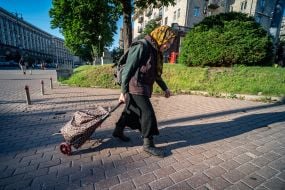 Пожилая женщина с "кравчучкой"