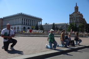 Люди чтят память погибшего добровольца