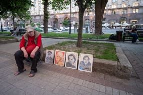 Художник и его работы на улице в центре Киева