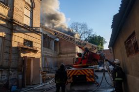 Спасатели тушат пожар после попадания российского драна в Художественный музей в Харькове